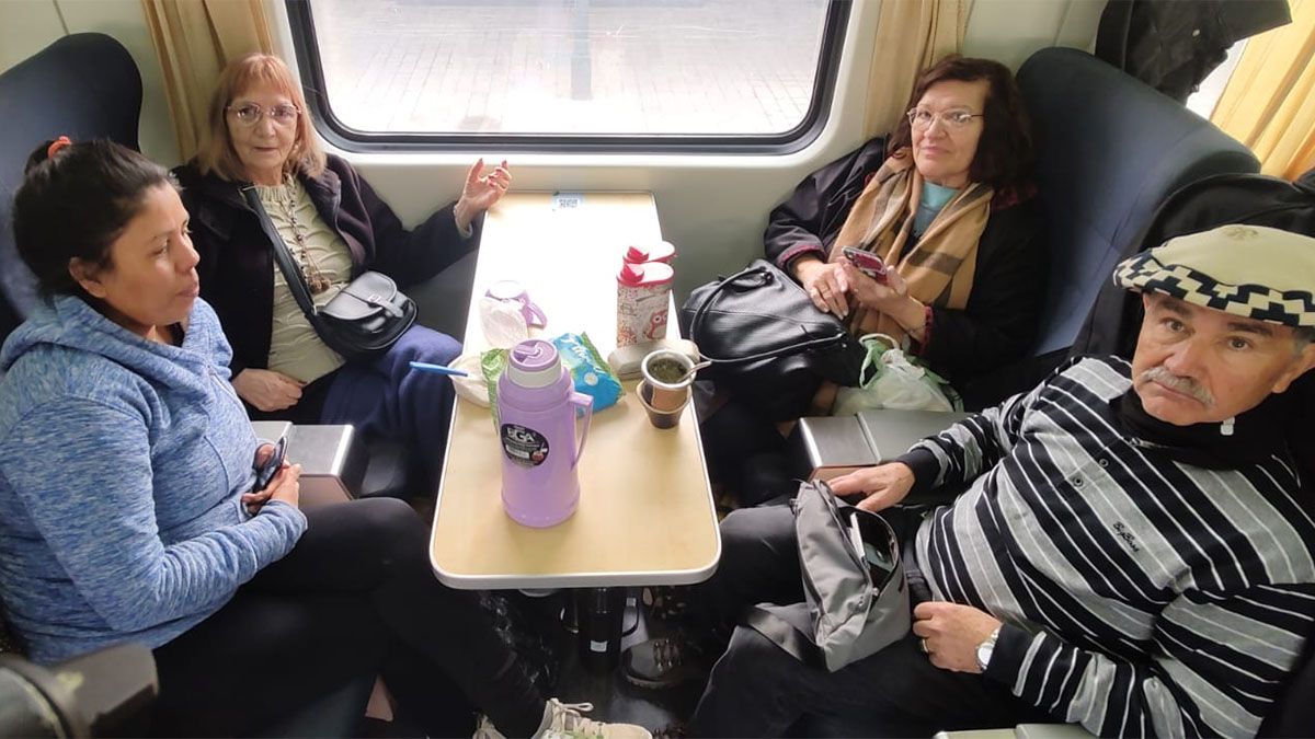 Relajados, contentos y tejiendo amistades. Así viaja la mayoría.