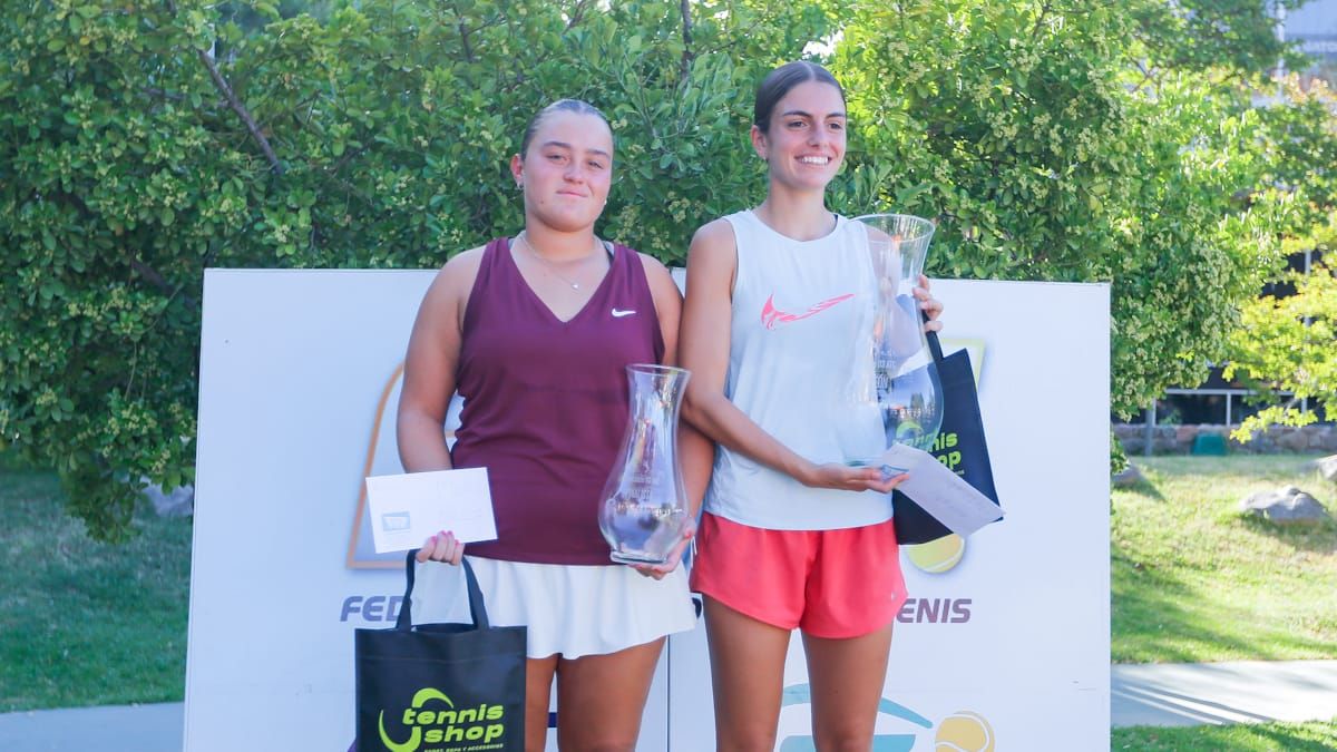 Angelina Gargiulo, finalista, y Agustina Ficarra, campeona de damas del 2025 de Primera de Mendoza. Foto: Nicol&aacute;s R&iacute;os/Diario UNO.