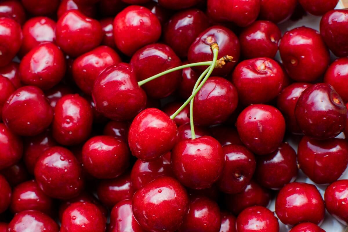 Las cerezas son ricas en antioxidantes, como las antocianinas y los flavonoides, que ayudan a neutralizar los radicales libres en el cuerpo. Las cerezas son ricas en antioxidantes, como las antocianinas y los flavonoides, que ayudan a neutralizar los radicales libres en el cuerpo.