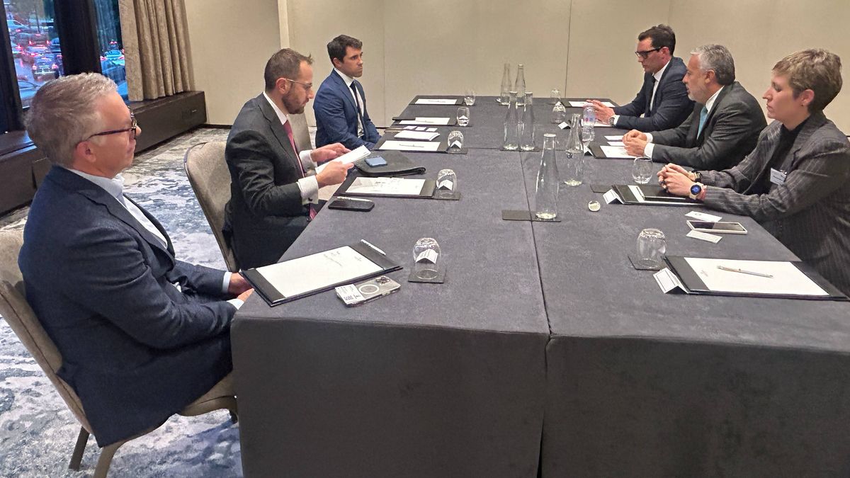 Alfredo Cornejo y Jimena Latorre aprovecharon su último día de agenda oficial en Londres para buscar inversores para Mendoza. Alfredo Cornejo y Jimena Latorre aprovecharon su último día de agenda oficial en Londres para buscar inversores para Mendoza.