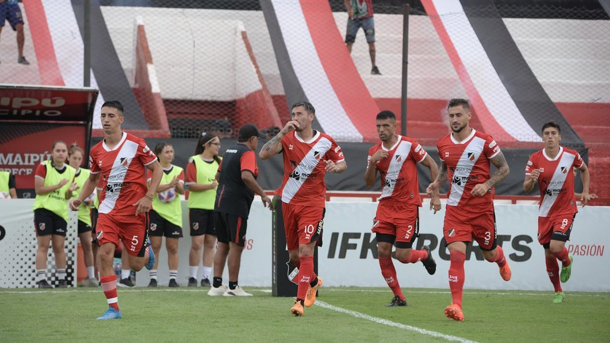 Agustín Manzur el primero de la izquierda, se ganó un lugar en el Deportivo Maipú.