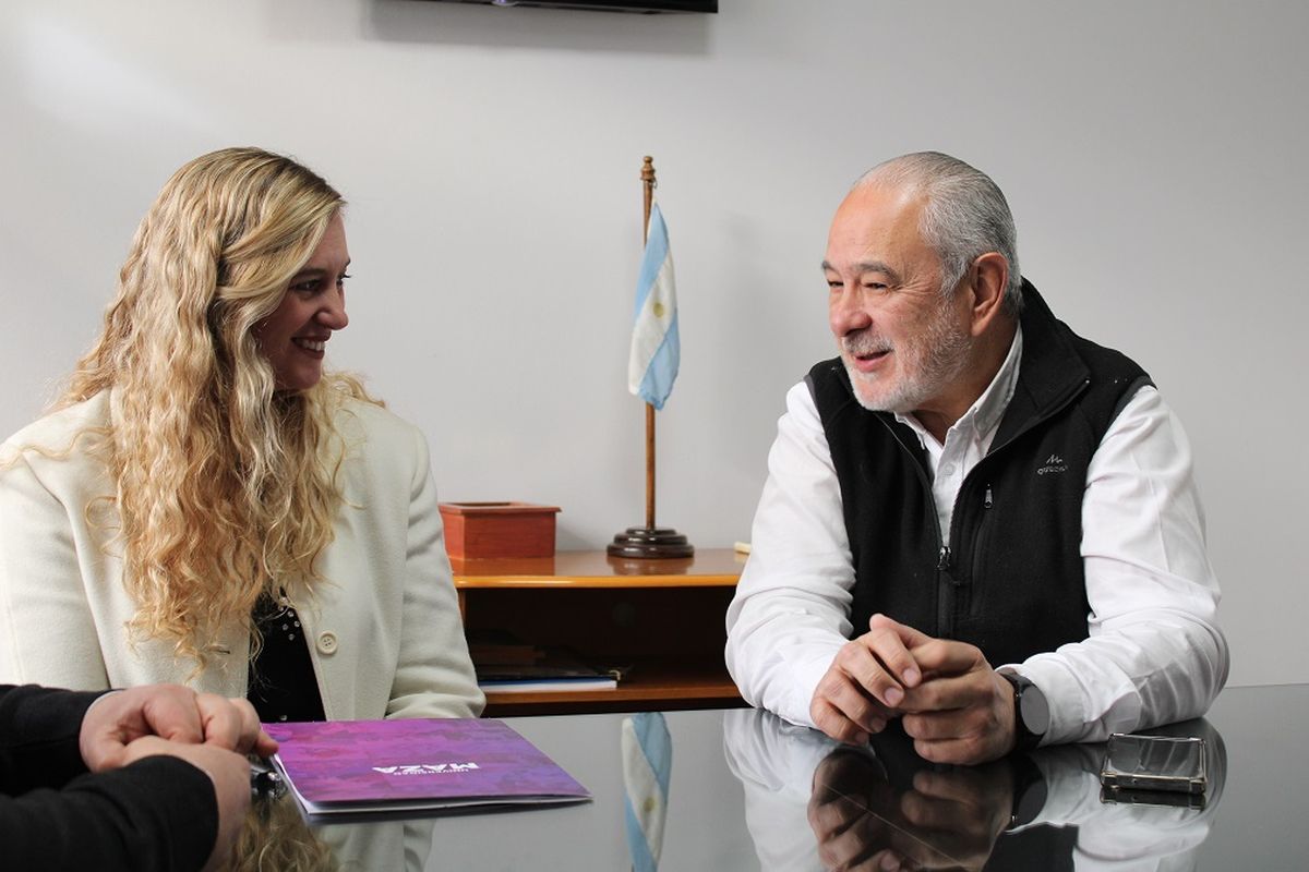 La directora de la Sede Valle de Uco de la Universidad, Lic. Fernanda Figuls y el Dr. Alejandro Morillas. La directora de la Sede Valle de Uco de la Universidad, Lic. Fernanda Figuls y el Dr. Alejandro Morillas.