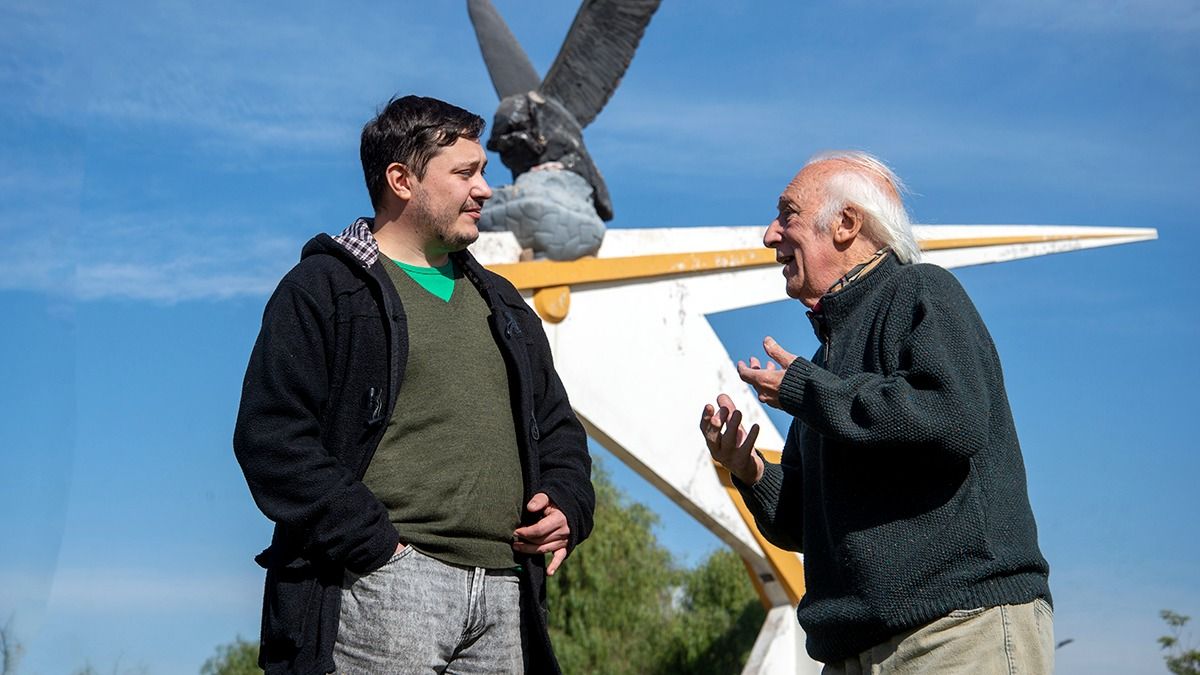Carlos Paredes Cardona, bisnieto del escultor y el restaurador Miguel Marchionni, disienten de algunos argumentos que dio el municipio para no querer restaurar el Cóndor del Acceso. Foto: Martín Pravata