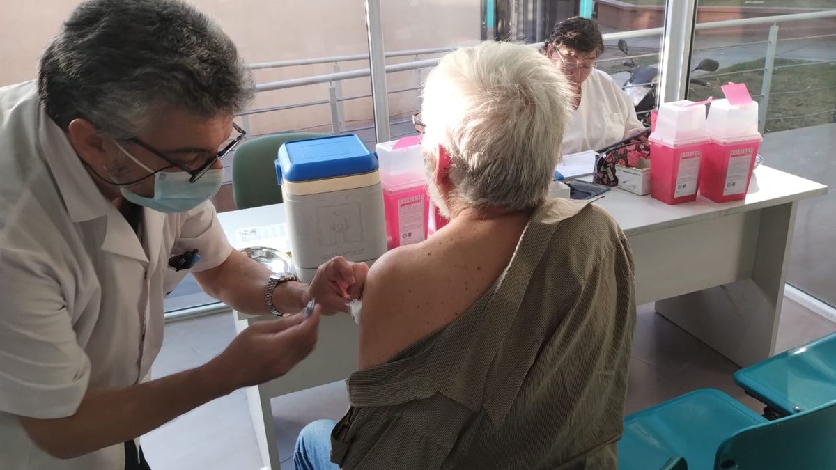 Health staff began vaccinations on Monday. Photo: Matias Pasqualetti.