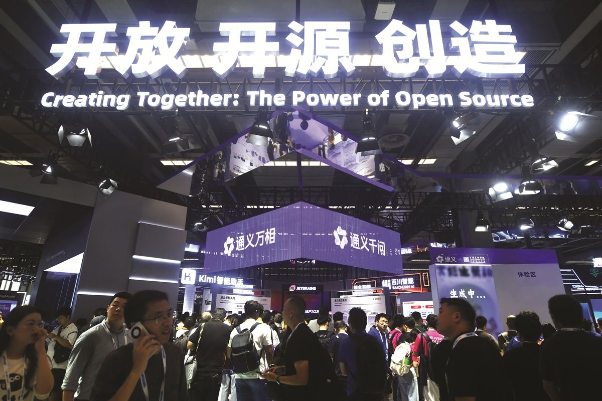 Los visitantes se reúnen en la Conferencia Apsara, el evento anual insignia de Alibaba Cloud, en Hangzhou, provincia de Zhejiang, en septiembre pasado. LONG WEI / PARA CHINA DAILY