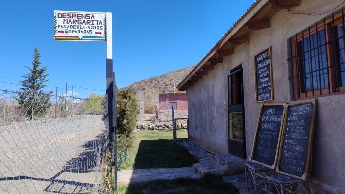 El pequeño almacén familiar, sustento de la familia. Hoy apoyan a Lidia en sus estudios, pero les costó. El pequeño almacén familiar, sustento de la familia. Hoy apoyan a Lidia en sus estudios, pero les costó.