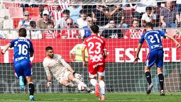 Paulo Gazzaniga le para con las piernas el penal a Ander Herrera -su tercer atajada- en el partido entre el Girona y el Athletic de Bilbao.