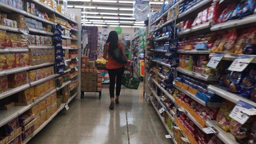 Piden que se prohíba la venta de ropa, calzado y juguetes en supermercados
