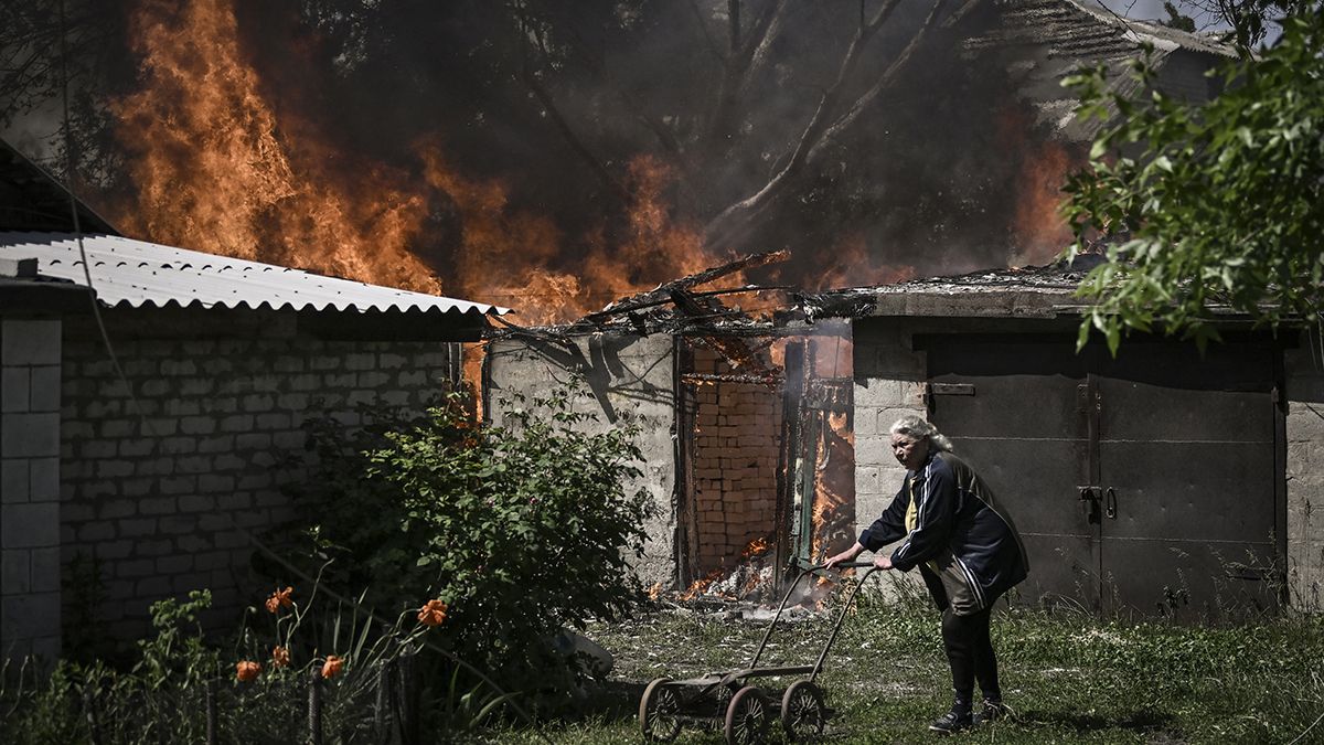 Guerra Rusia - Ucrania: una mujer en la zona de combate de la ciudad ucraniana de Severodonetsk.