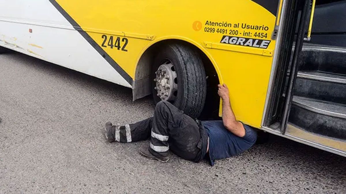 Tragedia y dolor: a un mecánico que arreglaba un micro le falló el cricket y murió aplastado