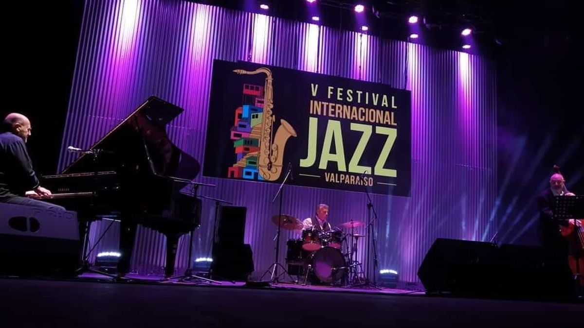 Omar Arancibia (Contrabajo), Adrián Vinacour (Batería) y Gabriel Correa (Piano) forman Tren Nocturno.