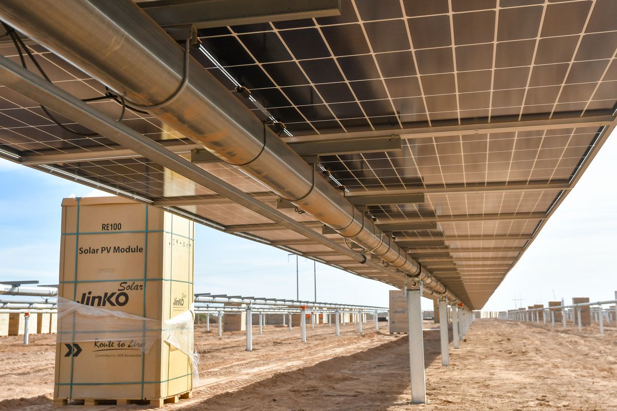 Uno de los paneles que se están colocando para el Parque Solar El Quemado. Se instalarán 500.000. Uno de los paneles que se están colocando para el Parque Solar El Quemado. Se instalarán 500.000.