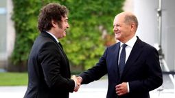 Javier Milei saluda al canciller alemán Olaf Scholz