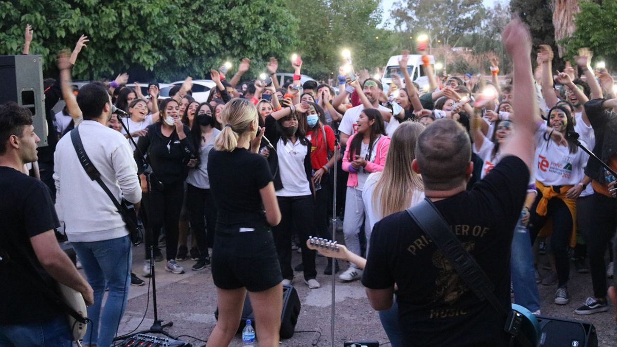 Rotos de Amor: la banda juvenil más convocante de Mendoza tocará en vivo este domingo 21, en el mega festejo de Dalvian para niños y niñas.