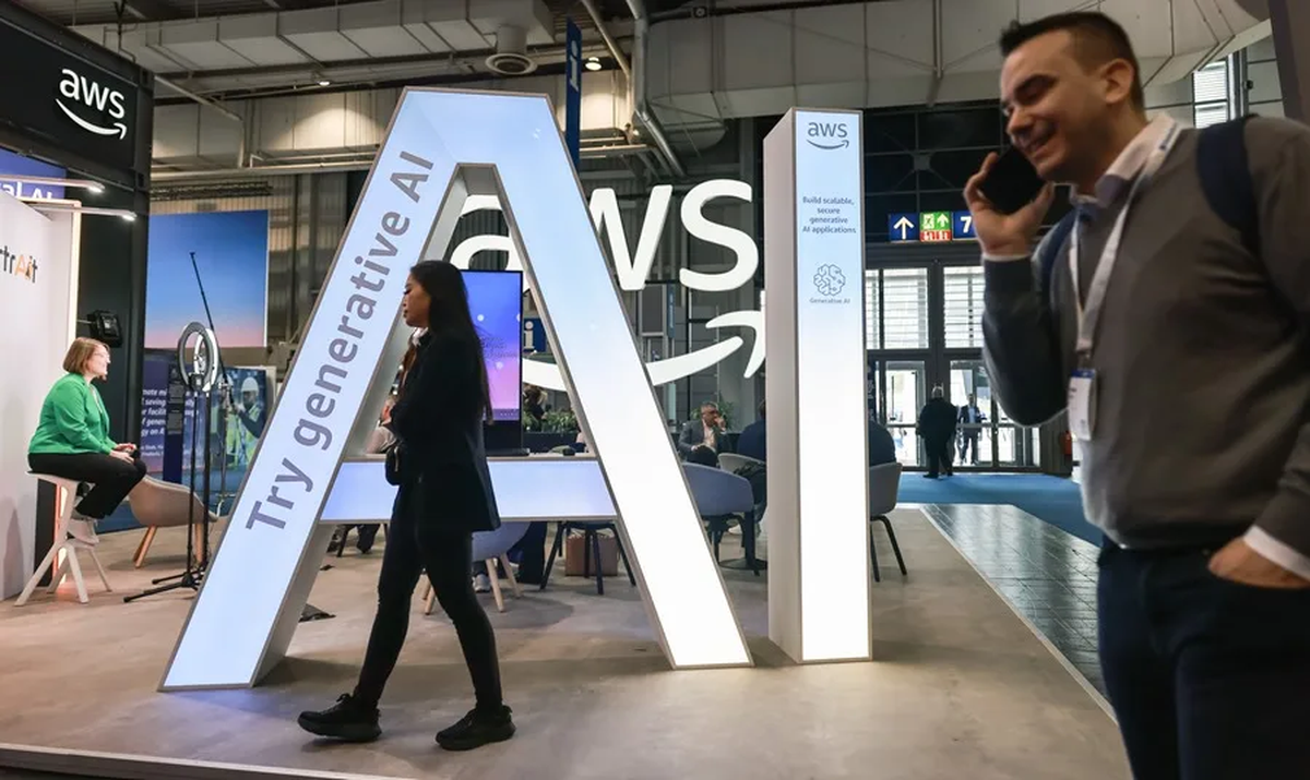 Visitantes pasan junto al stand de Amazon Web Services (AWS) durante la Feria de Hannover 2025. Crédito: EFE/EPA/Hannibal Hanschke. Visitantes pasan junto al stand de Amazon Web Services (AWS) durante la Feria de Hannover 2025. Crédito: EFE/EPA/Hannibal Hanschke.