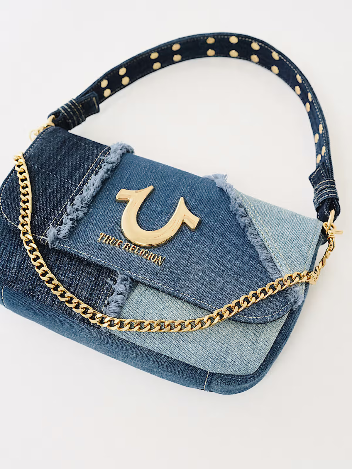 Puedes bordar o pegar parches en tu bolso. Puedes bordar o pegar parches en tu bolso. 