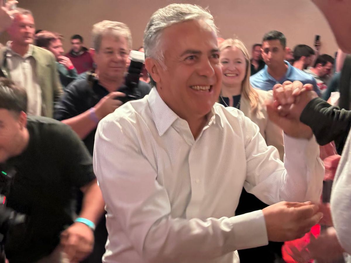 Alfredo Cornejo en el búnker de campaña tras el aplastante triunfo de la alianza La Libertad Avanza + Cambia Mendoza. Alfredo Cornejo en el búnker de campaña tras el aplastante triunfo de la alianza La Libertad Avanza + Cambia Mendoza.