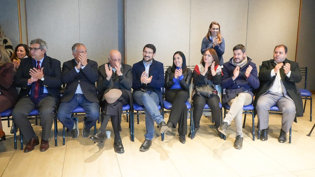 Aplausos y sonrisas. Clima de alegría se vivió en el reconocimiento al programa de Radio Nihuil. Aplausos y sonrisas. Clima de alegría se vivió en el reconocimiento al programa de Radio Nihuil.