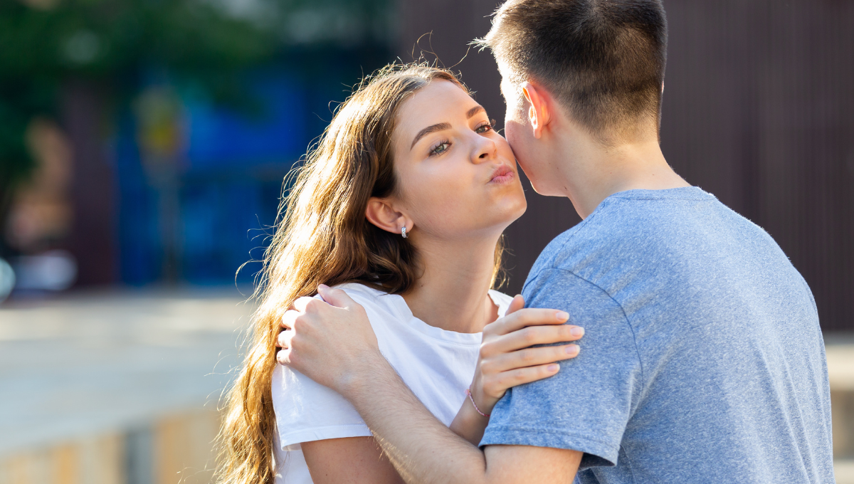 Qué significa saludar con un beso en la mejilla