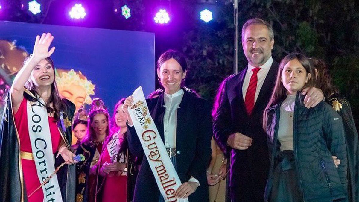 Matías Stevanato en el escenario tras la elección de la reina rebelde de Guaymallén.
