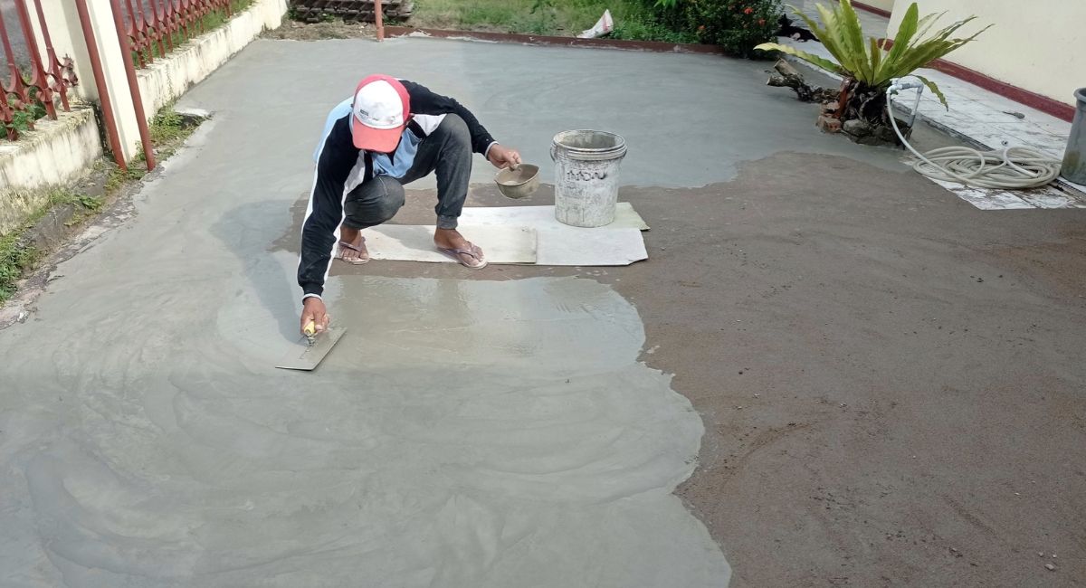 El piso de cemento genera más calor en el patio, según arquitectos.