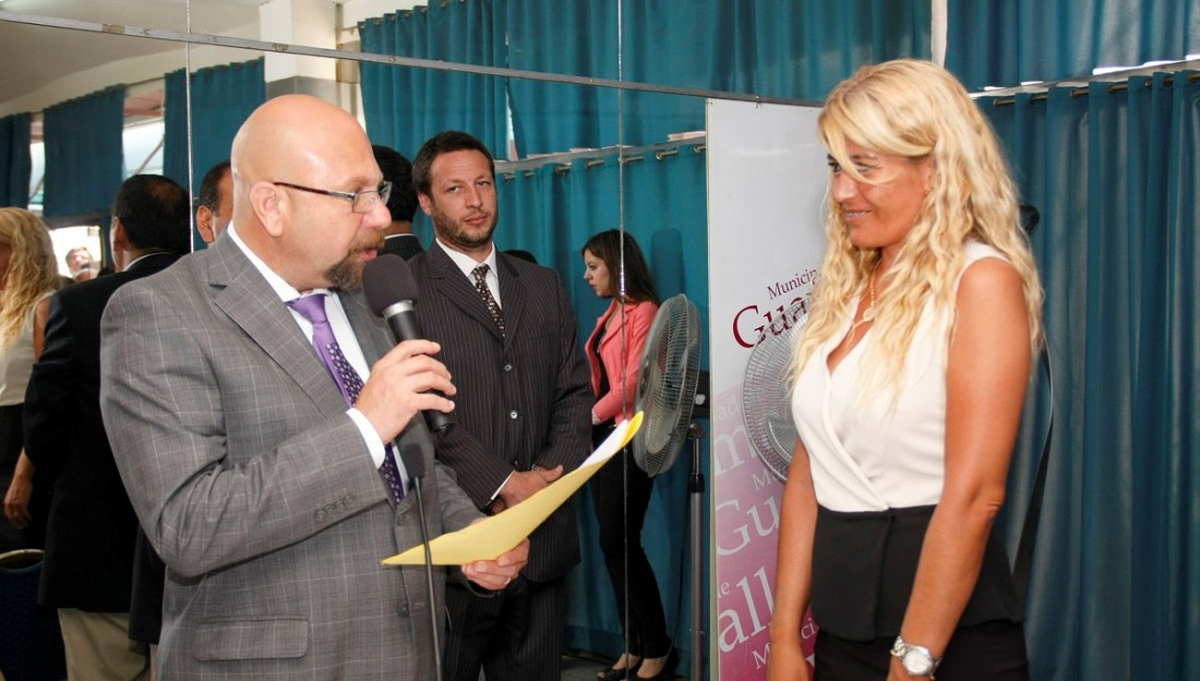 Luis Lobos, por entonces intendente a cargo, toma juramento a Claudia Sgró como funcionaria de Guaymallén.