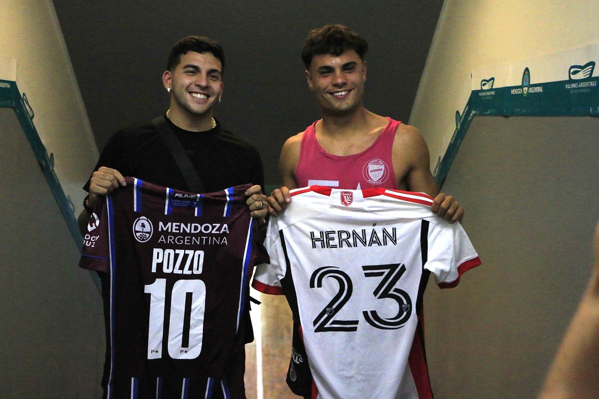 Toto Pozzo está junto a su amigo Hernán López Muñoz, a quien le regaló su camiseta. Toto Pozzo está junto a su amigo Hernán López Muñoz, a quien le regaló su camiseta.