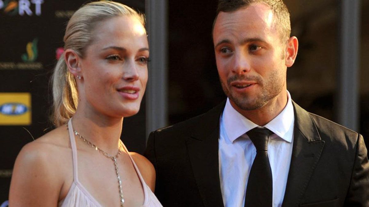 Otros tiempos. Oscar Pistorius estaba con su novia Reeva Steenkamp, a quien mató a tiros