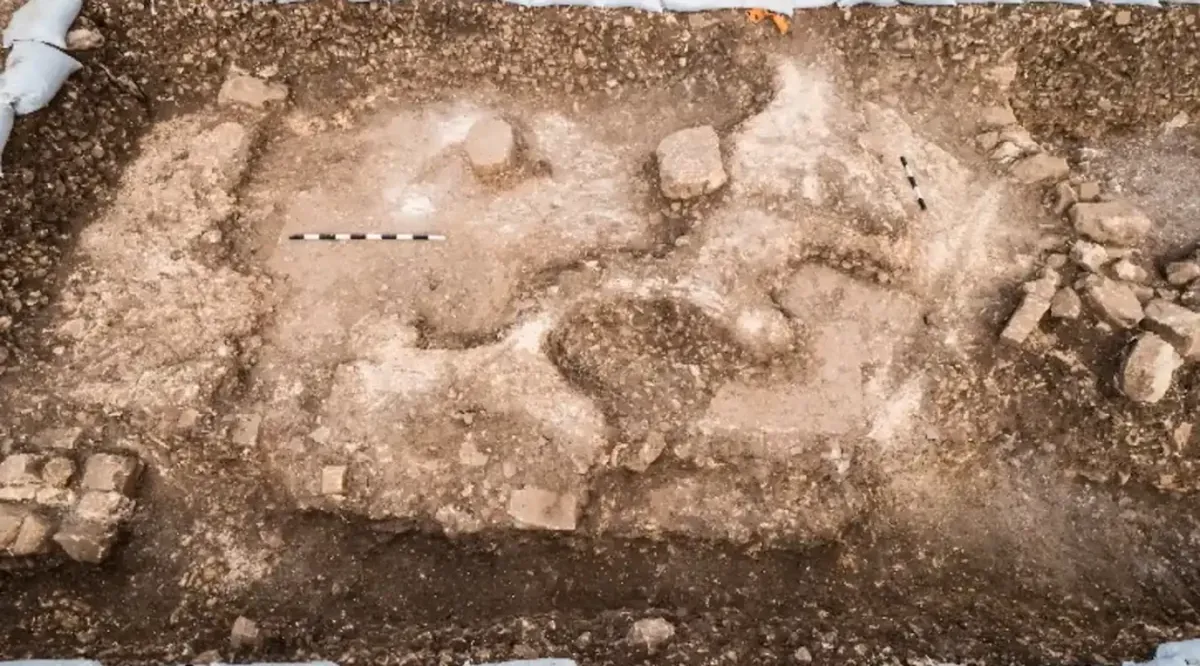 El extenso asentamiento de Motza representa un hito fundamental para comprender el desarrollo de la vida urbana y la gestión de materiales complejos en la región.