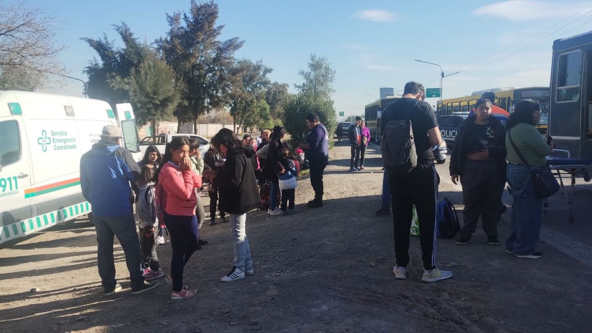 Los pasajeros sufrieron golpes como consecuencia del accidente ocurrido en Acceso Norte e Independencia, en Las Heras. Los pasajeros sufrieron golpes como consecuencia del accidente ocurrido en Acceso Norte e Independencia, en Las Heras.