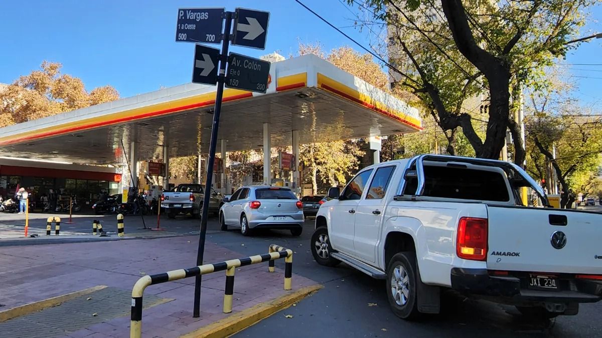 En el centro de Mendoza se registraron algunas colas para cargar combustible.