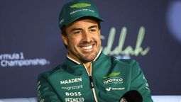 El piloto de Aston Martin está feliz. El piloto de Aston Martin está feliz.