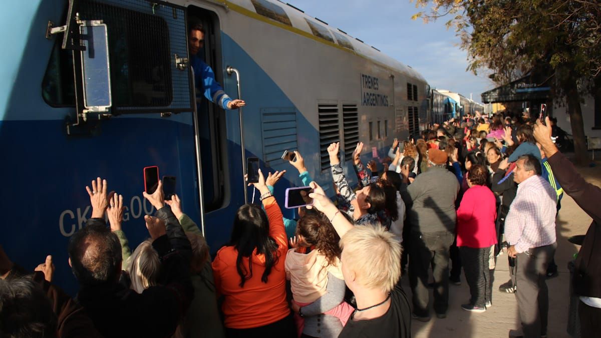 El primer viaje regular del tren de pasajeros llegó en la tarde de este sábado a Palmira. Foto: Nicolás Ríos