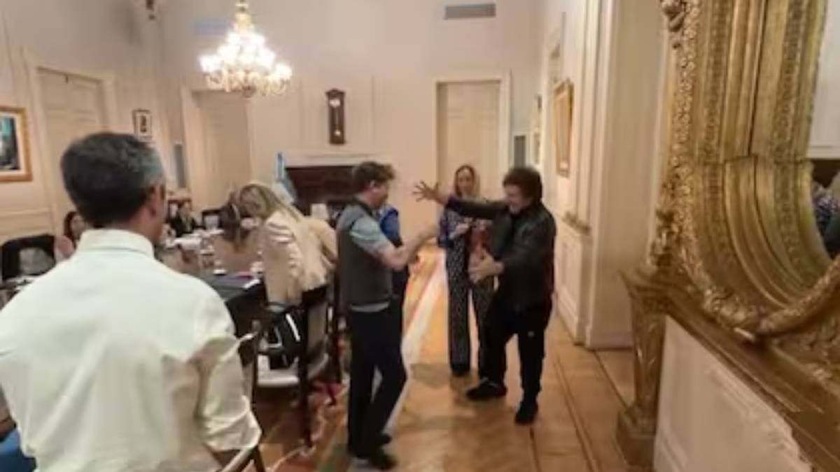 El cálido saludo del presidente Milei a cada uno de los integrantes del gabinete.