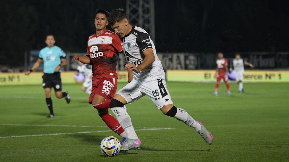 Gimnasia e Instituto juegan en el Víctor Legrotaglie.