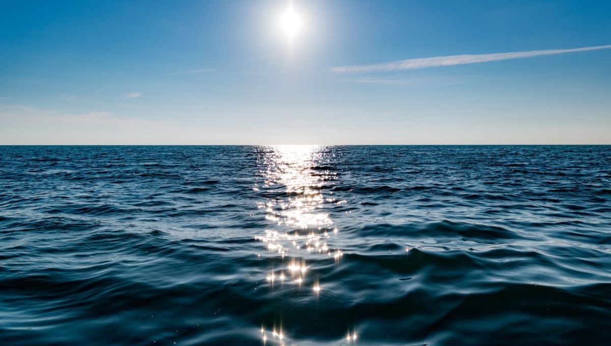 Si el agua es transparente por qué el océano es de color azul