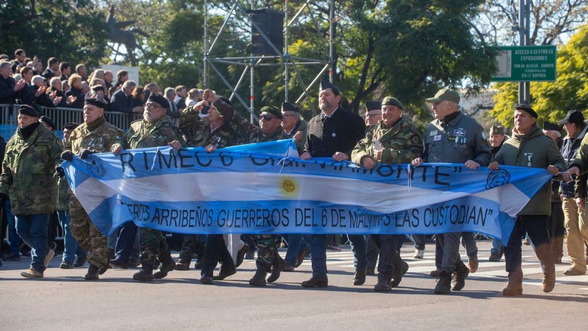 Luis Petri destacó la presencia de los veteranos en el desfile militar por el Día de la Independencia. Luis Petri destacó la presencia de los veteranos en el desfile militar por el Día de la Independencia.