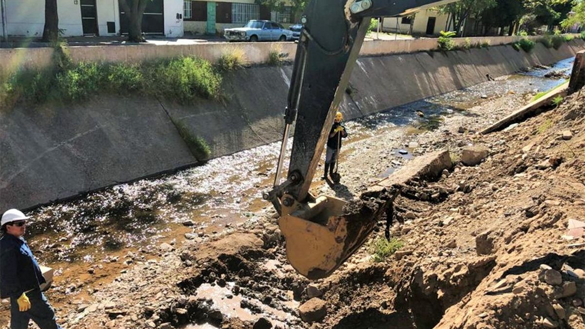 En una primera etapa de la obra se hará la demolición y el retiro de escombros de las losas dañadas del Zanjón de los Ciruelos.