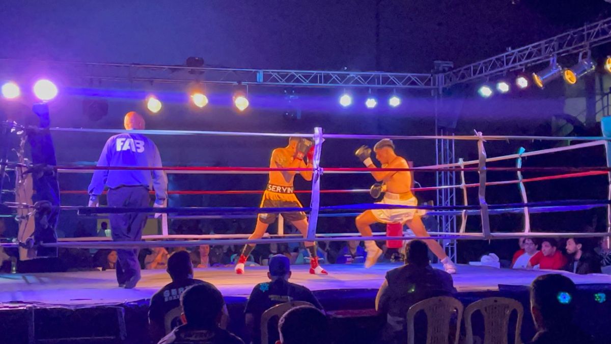 Juan Román Carrasco (der.) se mostró veloz y preciso en su debut en el boxeo profesional con triunfo en el Juan Domingo Ribosqui.