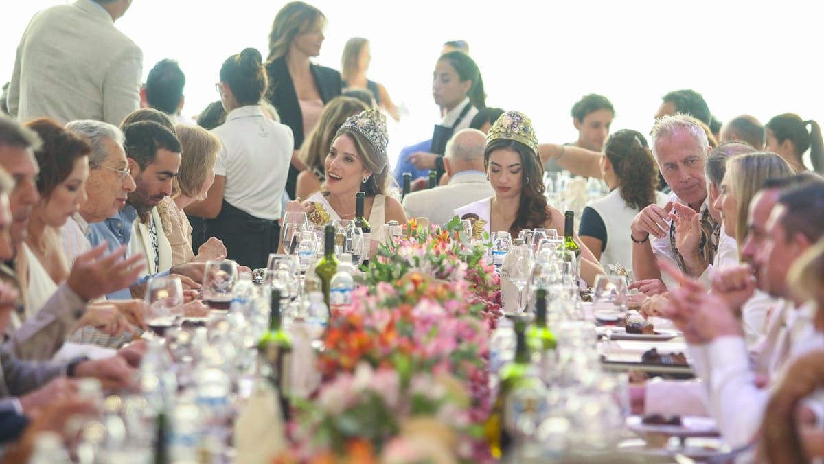 En la Vendimia Solidaria, las embajadoras de Mendoza compartieron mesa con Marley y el ministro de Hacienda de la provincia, entre otras figuras invitadas. En la Vendimia Solidaria, las embajadoras de Mendoza compartieron mesa con Marley y el ministro de Hacienda de la provincia, entre otras figuras invitadas.