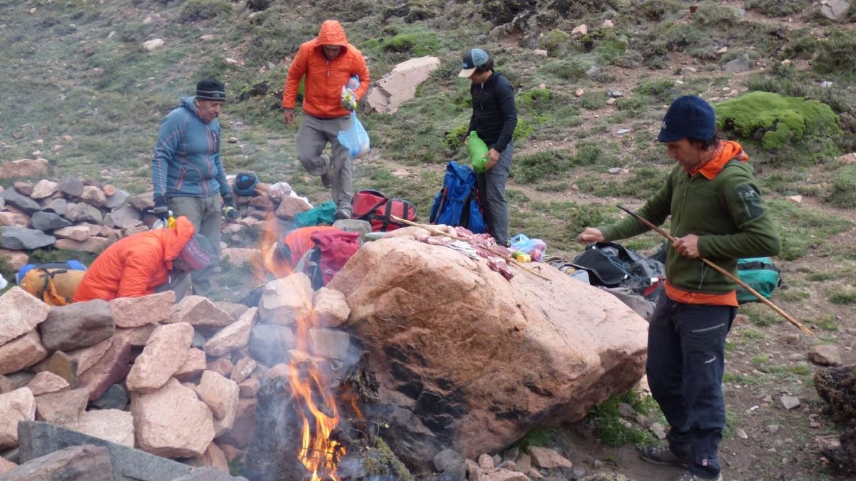 El primer campamento base fue en un lugar perfecto, y permitió reponer fuerzas con buen acopio de proteínas, mal llamadas asado en criollo.