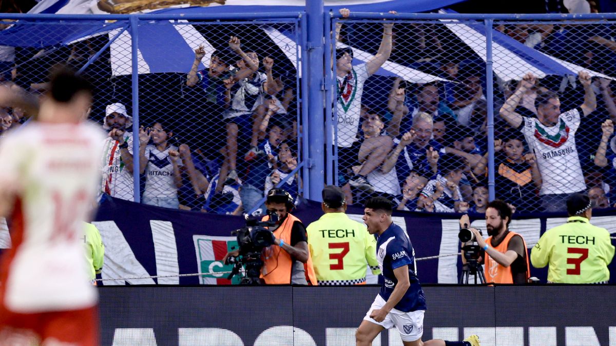 Los goles de Aquino y Fernández le dieron desahogo a los hinchas de Vélez, luego de una semana tensa. Los goles de Aquino y Fernández le dieron desahogo a los hinchas de Vélez, luego de una semana tensa.