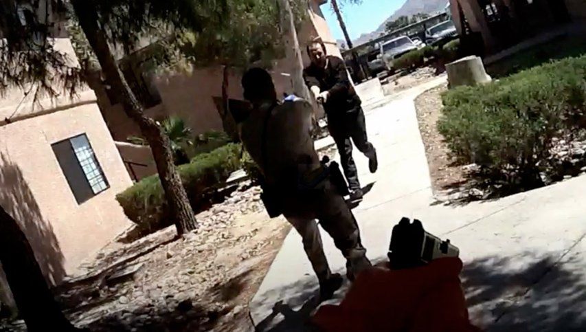 Video: un hombre amenazaba a los policías con una espada y lo abatieron