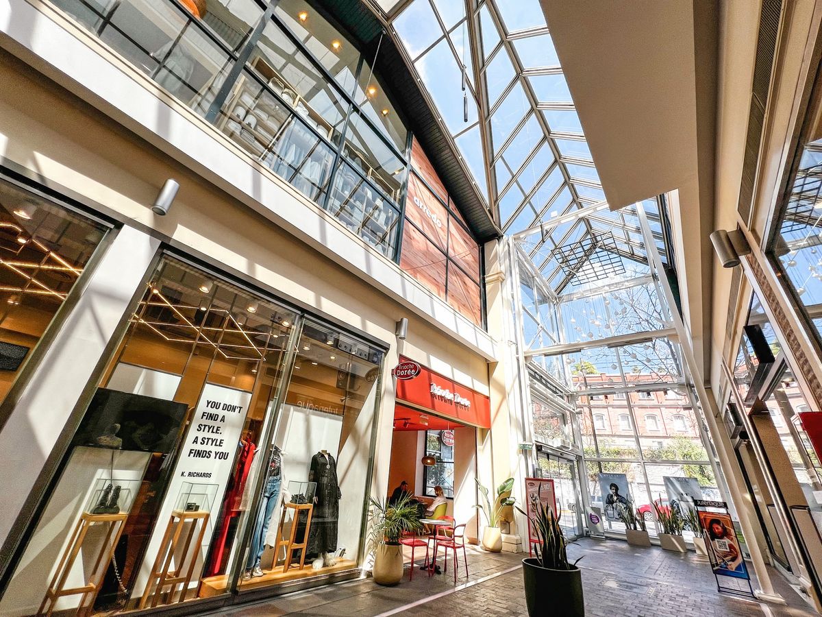 La integración de características sustentables en la operación del shopping reduce la huella de carbono. La integración de características sustentables en la operación del shopping reduce la huella de carbono.