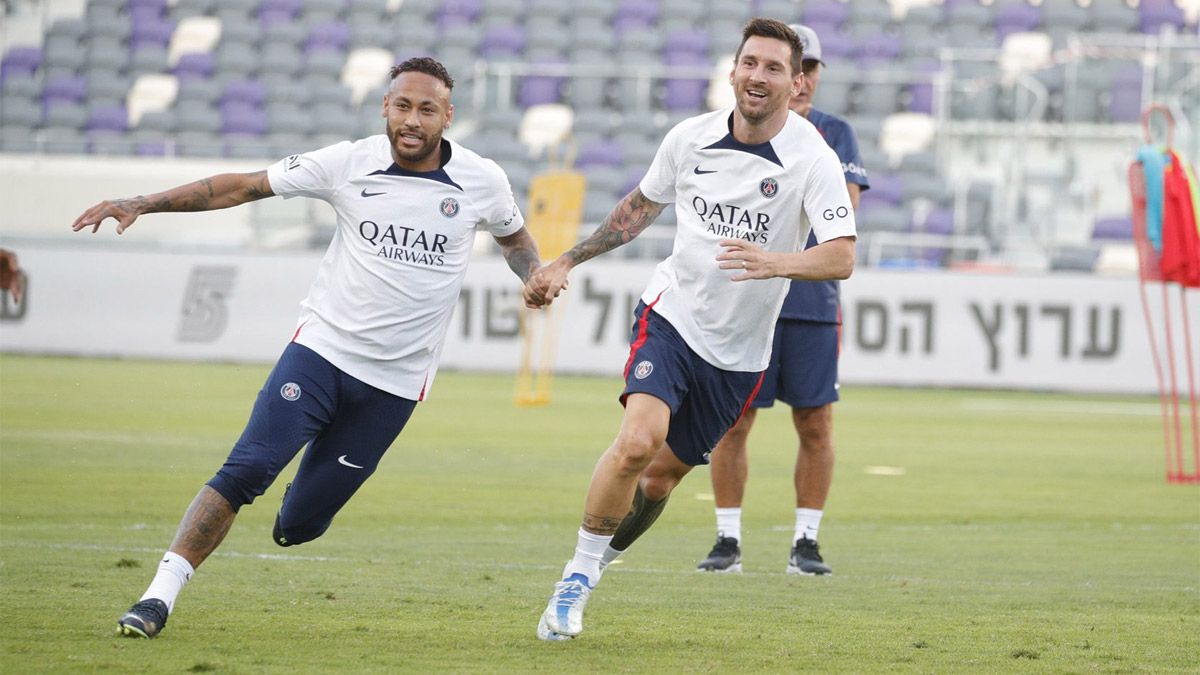 Neymar y Lionel Messi se ponen a punto para el partido de este domingo.