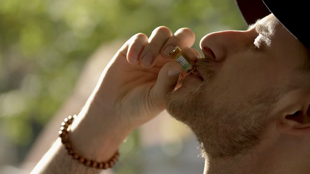 Algunos pacientes que probaron la terapia psicodélica cuentan sus experiencias en la serie de Netflix