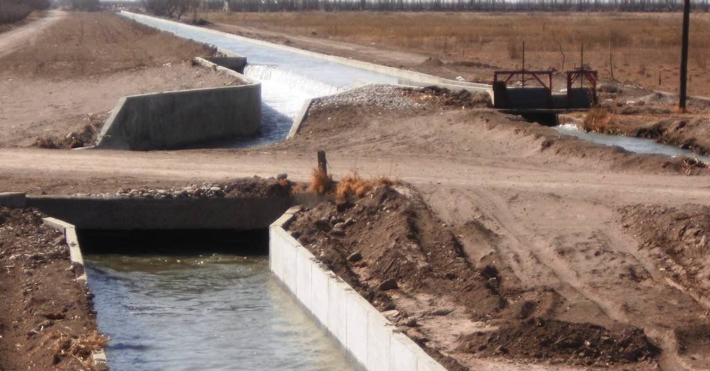 Un derivador del canal matriz Nuevo Alvear colapsó y otra vez cortaron el agua