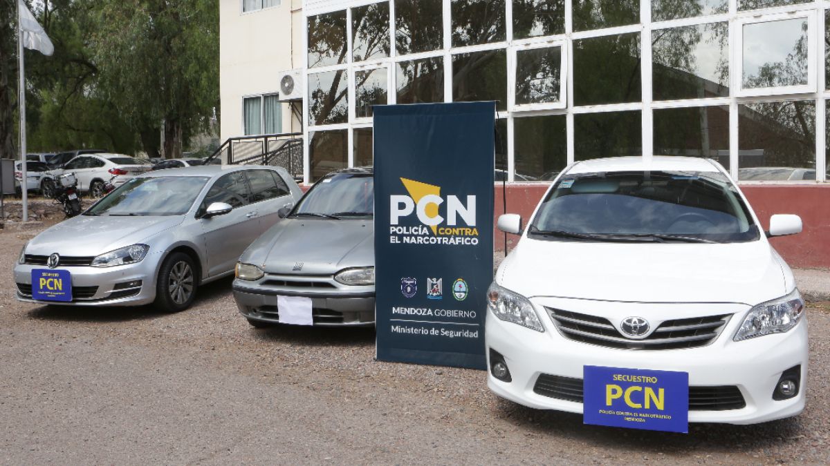 Un vehículo VW Gol y un Fiat Palio fueron secuestrados tras los allanamientos antidroga. Un vehículo VW Gol y un Fiat Palio fueron secuestrados tras los allanamientos antidroga.