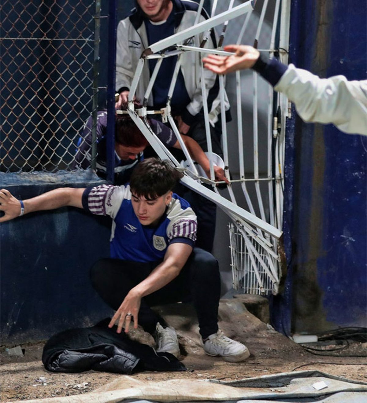 Los hinchas de Gimnasia ingresaron al campo de juego, buscando escapar de los gases lacrimógenos.