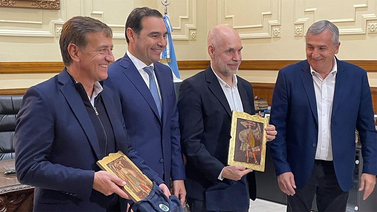 Rodolfo Suarez, Gustavo Valdés, Horacio Rodríguez Larreta y Gerardo Morales en la Casa de Gobierno de Corrientes.